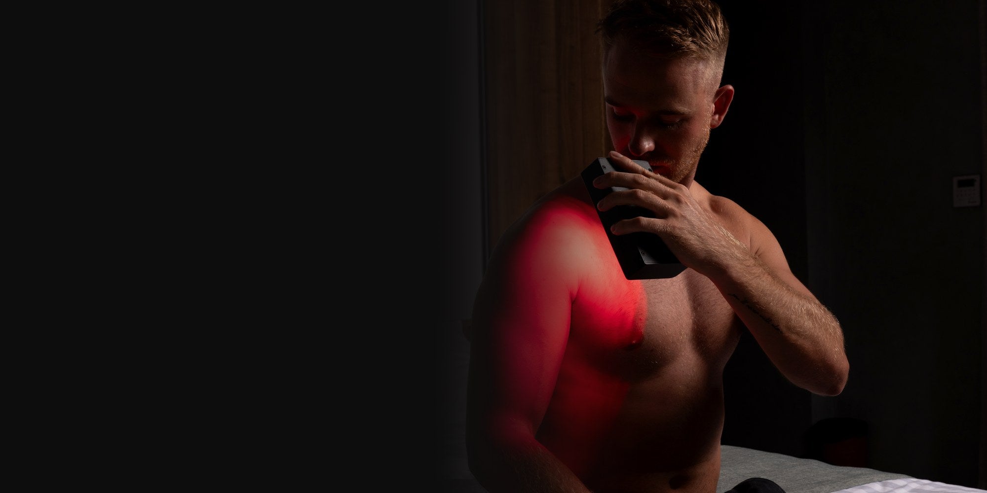 Man using the ThermoLab Aura Mini on his shoulder